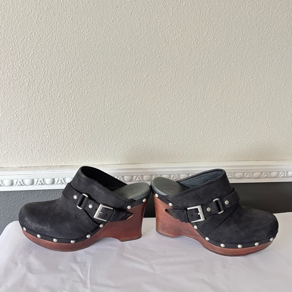UGG Natalee Genuine Leather Sheep Skin Lined Black Studded Wedge Clogs Size 7 - Picture 4 of 9